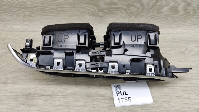 NISSAN 687505DF0A Решетка вентиляции салона на "торпедо" в наличии Харьков