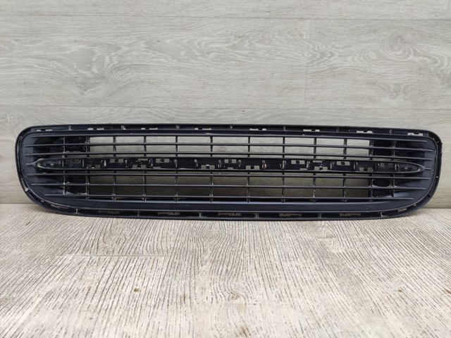 Решетка бампера переднего центральная 7250785 BMW