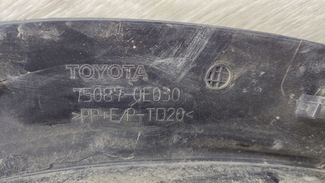 Расширитель задней арки колеса, правый 750870E030 TOYOTA