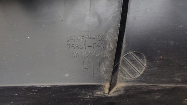 Передний правый клык бампера 76851F4010 TOYOTA