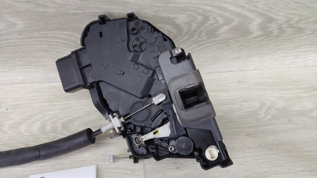 Замок задней левой двери 7H5A26413AC LAND ROVER