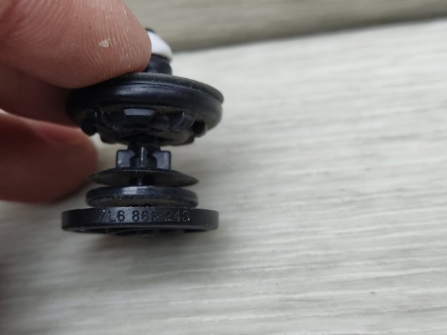 7L6868243 VAG Пистон крепления обшивки двери купить в Кривой Рог