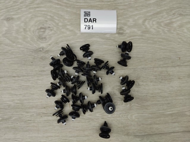 7L6868243 VAG Пистон (клип) крепления обшивки двери купить в Каменское