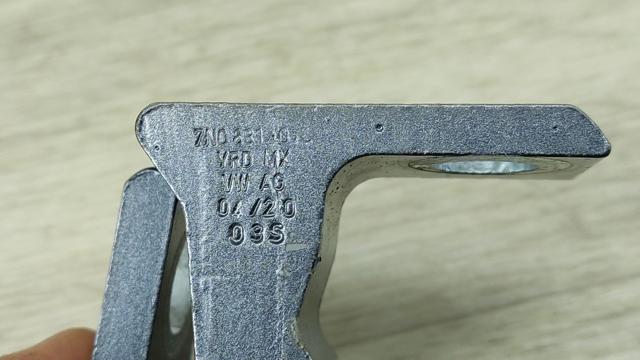 Петля водительской двери 7N0831401A VAG