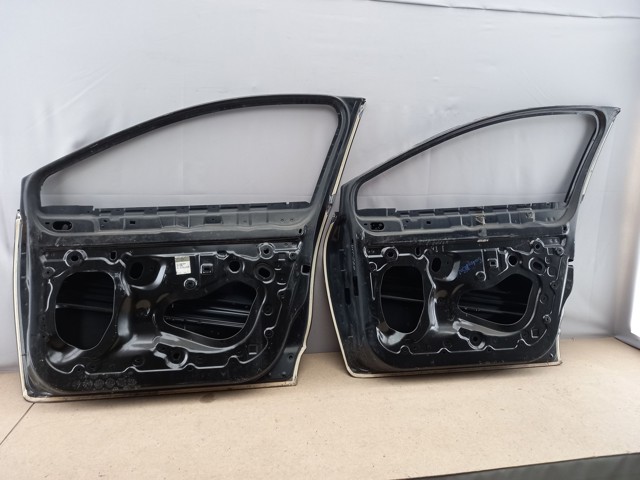 Пассажирская передняя дверь 801008302R RENAULT