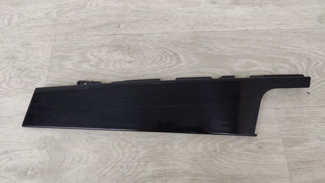 Накладка передней двери, правой, вертикальная 802D25DA0A NISSAN