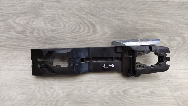 Держатель наружной ручки двери, передней левой 806116RR0A NISSAN