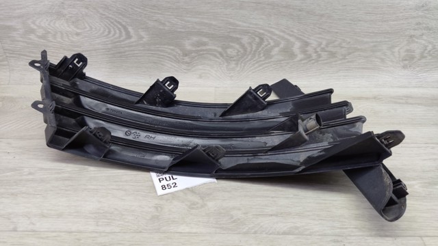 TOYOTA 8148102610 Заглушка (решетка) противотуманных фар бампера переднего правая в наличии Львов