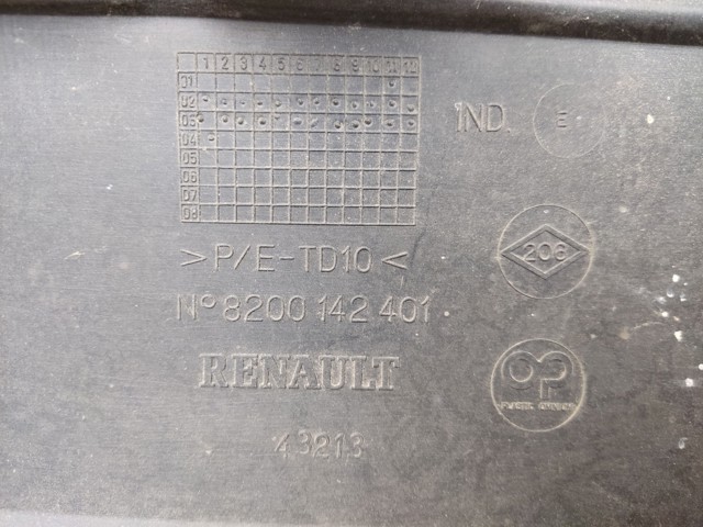 Задний бампер 8200142401 RENAULT