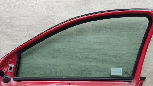 Стекло передней двери, правой 8200211198 RENAULT
