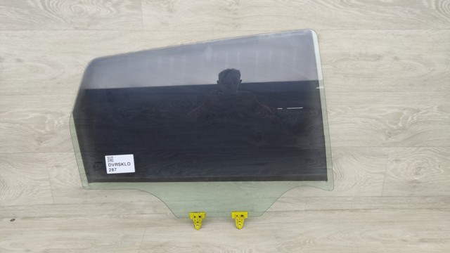 Стекло задней двери, правой 82300JD000 NISSAN