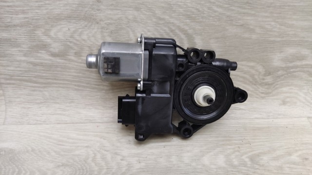 Мотор стеклоподъемника двери передней, левой 82450CV010 HYUNDAI