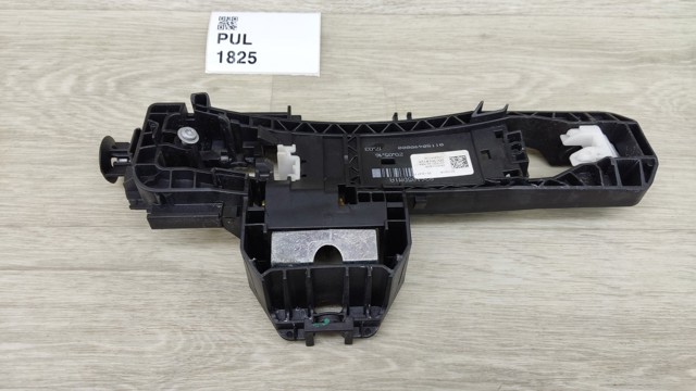 Держатель наружной ручки двери, задней правой 826105DM1A NISSAN