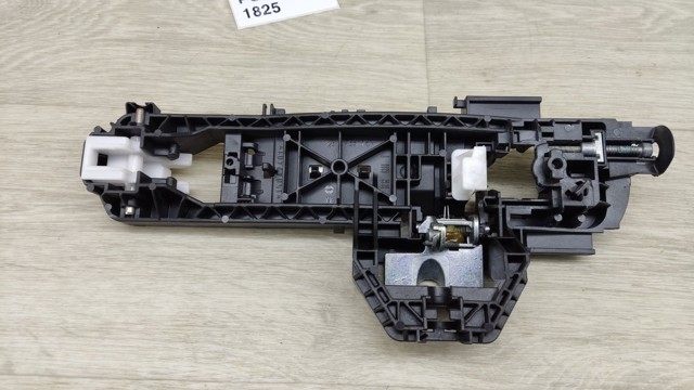NISSAN 826105DM1A Держатель наружной ручки двери задней правой в наличии Ровно