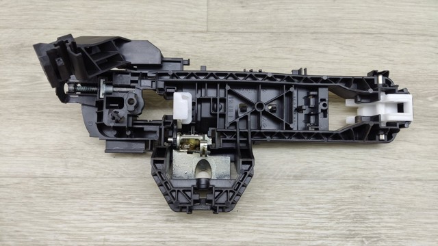 Держатель наружной ручки двери, задней левой 826115DM1A NISSAN