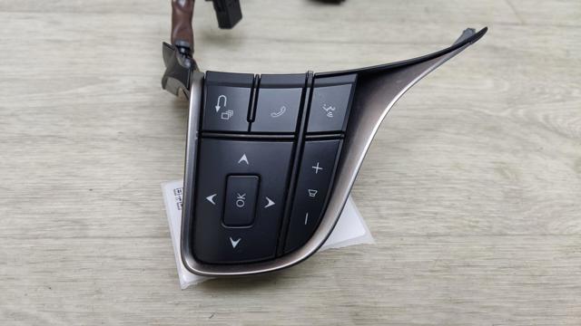 8425076170 TOYOTA Блок кнопочных переключателей рулевого колеса купить в Львов