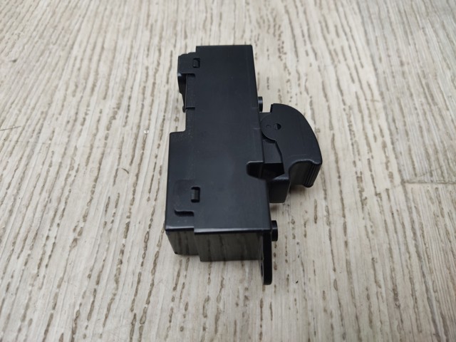 Кнопка подъемника заднего левого стекла 8608A184 MITSUBISHI