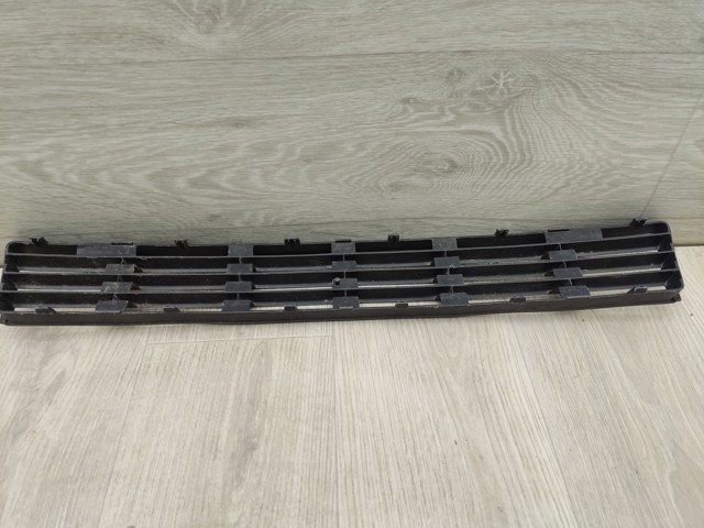 Решетка на бампер 8D0807683AA VAG
