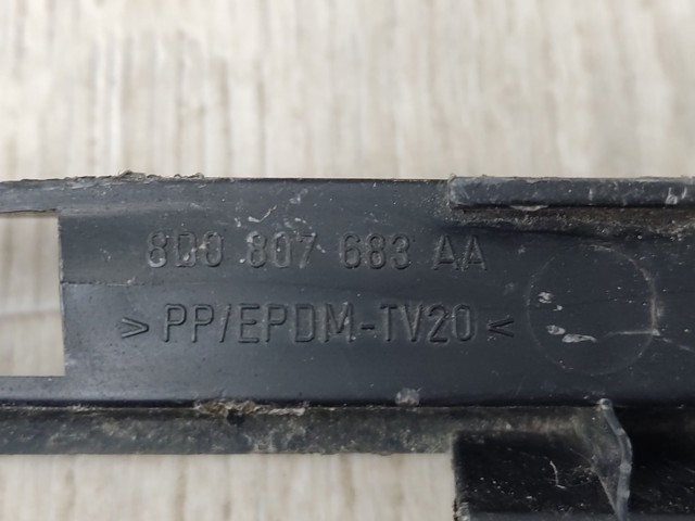 8D0807683AA VAG Решетка бампера купить в Полтава