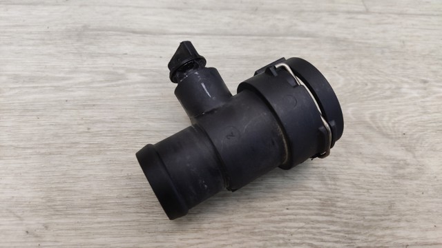 VAG 8K0122293F Фланец системы охлаждения в наличии Каменское