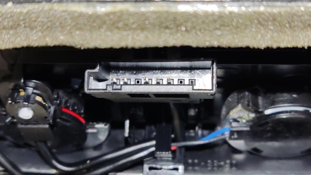 8K0819203 VAG Решетка вентиляции салона в подлокотнике задняя купить в Чернигов