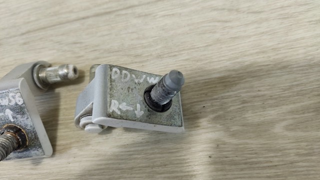 Петля двери задней правой 8K0831402A VAG