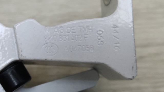 VAG 8K0831402E Петля двери задней правой в наличии Одесса