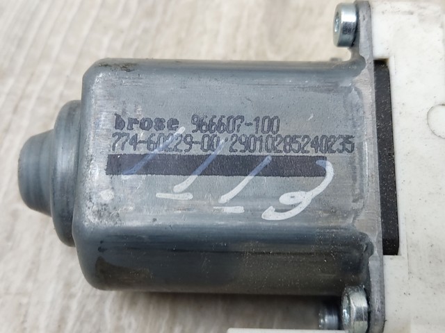Мотор стеклоподъемника двери передней, правой 8K0959812 VAG
