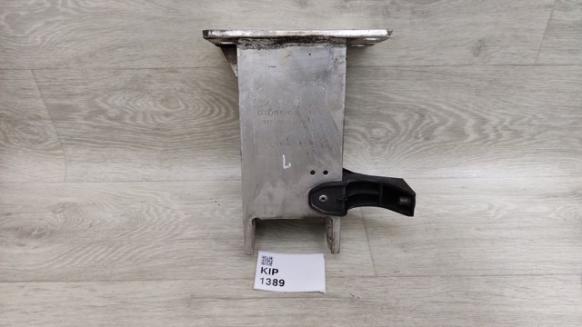 8R0807133A Кронштейн усилителя переднего бампера купить Сумы