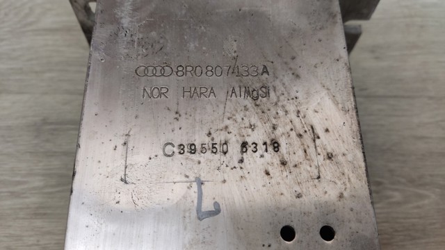 8R0807133A Кронштейн усилителя переднего бампера купить Днепр