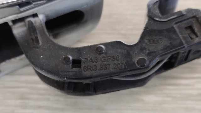 Ручка левой двери наружная 8R0837207GRU VAG