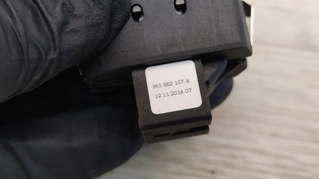 Приборы управления блокировкой замков 8R0962107AV10 VAG