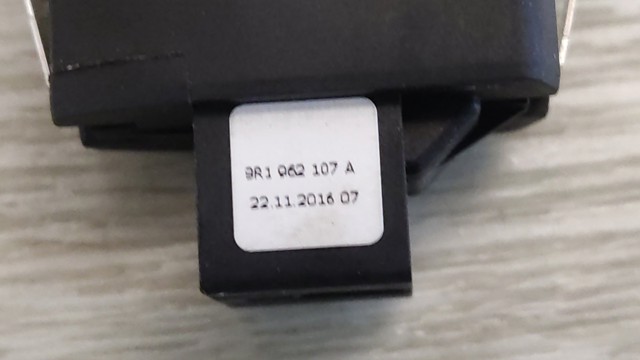 VAG 8R1962107AV10 Выключатель центрального замка в наличии Хмельницкий