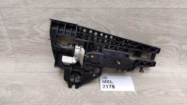Держатель наружной ручки двери, задней левой 8T0837885B VAG