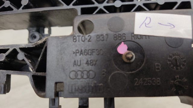 Держатель наружной ручки двери, задней правой 8T0837886 VAG