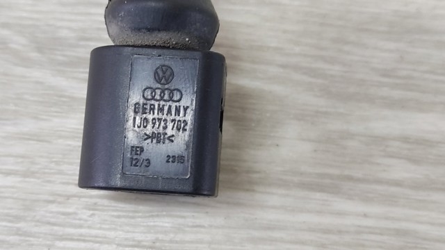 8V0615437 Датчик износа тормозных колодок передний купить Сумы