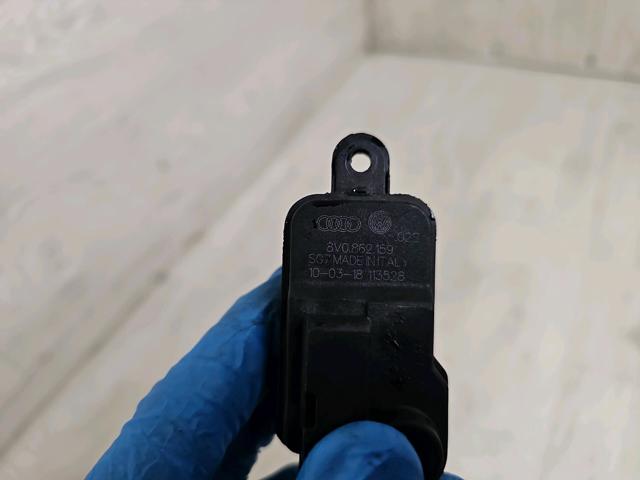 Мотор-привод открытия лючка бака 8V0862159 VAG