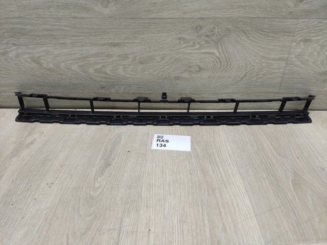 Решетка бампера переднего центральная 8V3807647B VAG