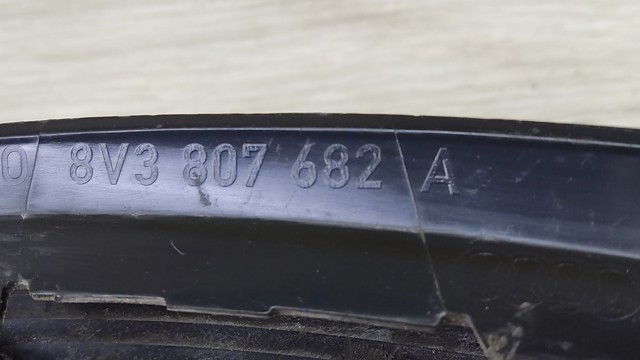 8V3807682A VAG Заглушка (решетка) противотуманных фар бампера переднего правая купить в Черкассы