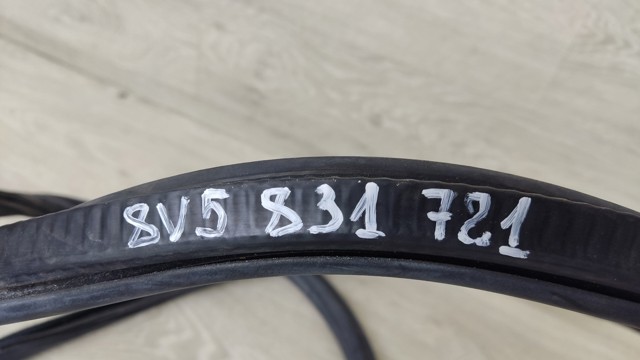 Уплотнитель двери передней, на (кузове) 8V5831721A VAG