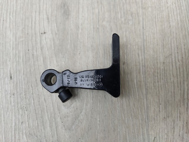 Петля задней двери, правой 8V5833404B VAG
