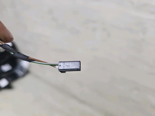 Разъем (фишка) фонаря подсветки номерного знака 8W0971832 VAG