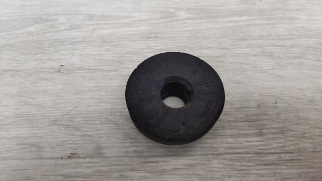 Подушка радиатора нижняя 9048040021 TOYOTA