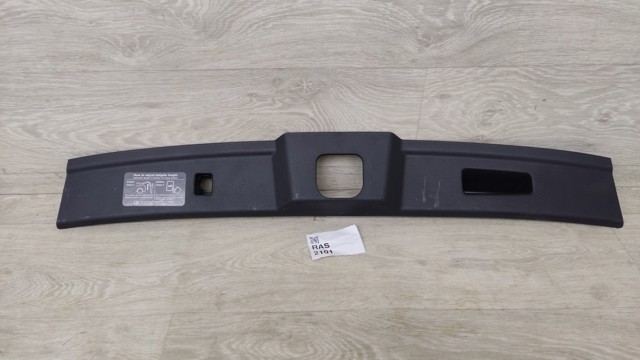 Обшивка-облицовка пятой двери 909055NA1A NISSAN