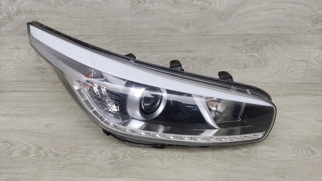 92102A2390 HYUNDAI Правая фара купить в Днепр