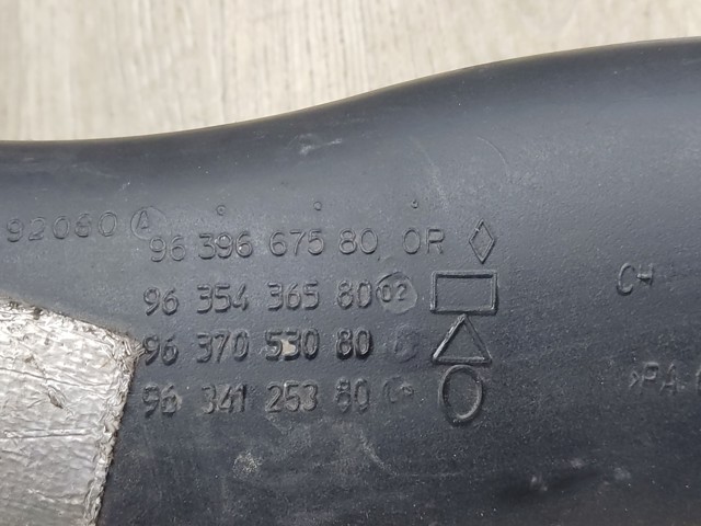 Патрубок воздушный, выход воздушного фильтра 9639667580 PEUGEOT
