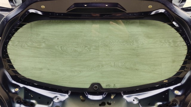Стекло двери задка 9801010680 PEUGEOT