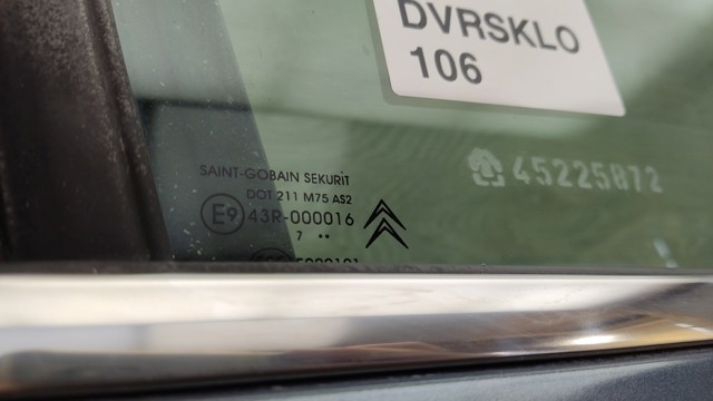 Стекло двери передней правой 9806025980 PEUGEOT