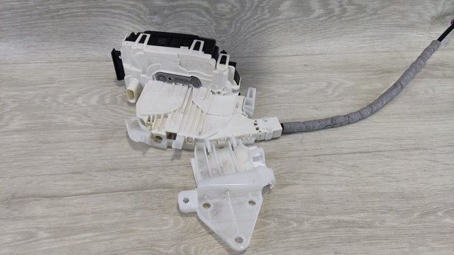 Замок задней левой двери A0997300135 MERCEDES