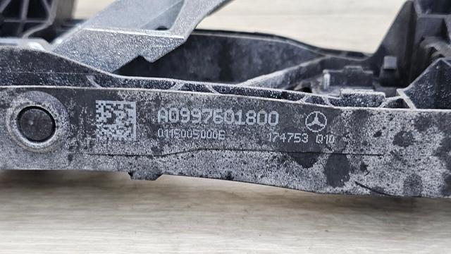 Держатель наружной ручки двери, передней правой A0997601800 MERCEDES